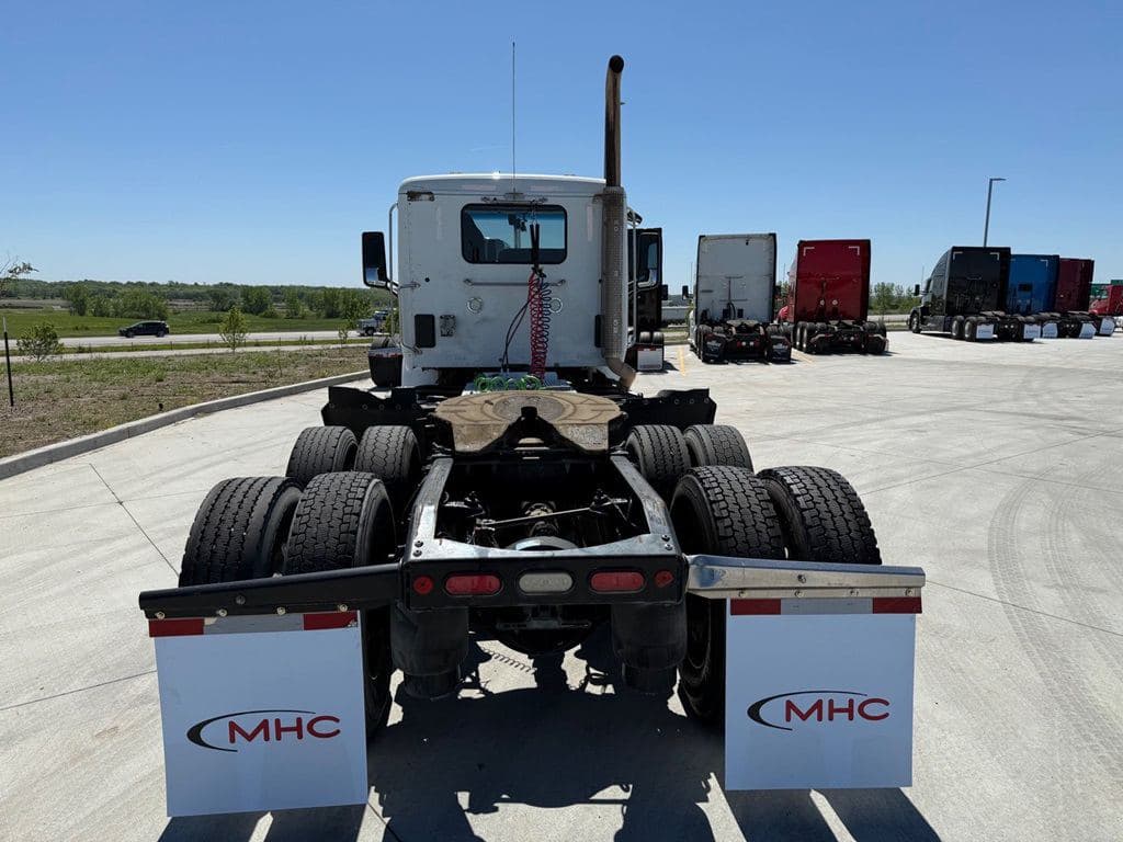 Used 2020 PETERBILT 567 image 4
