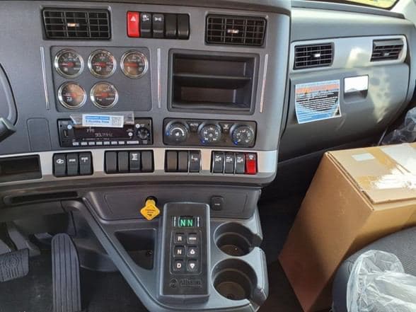 2025 Kenworth T880 image 15