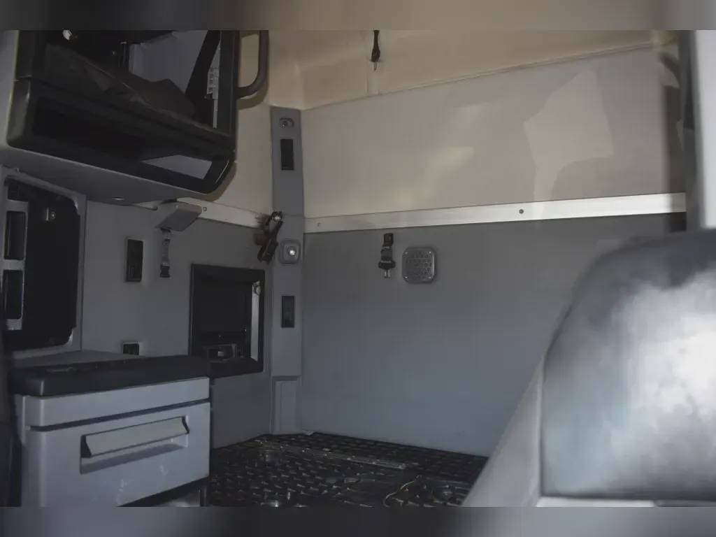 Used 2020 MACK Conventional - Sleeper Truck image 3