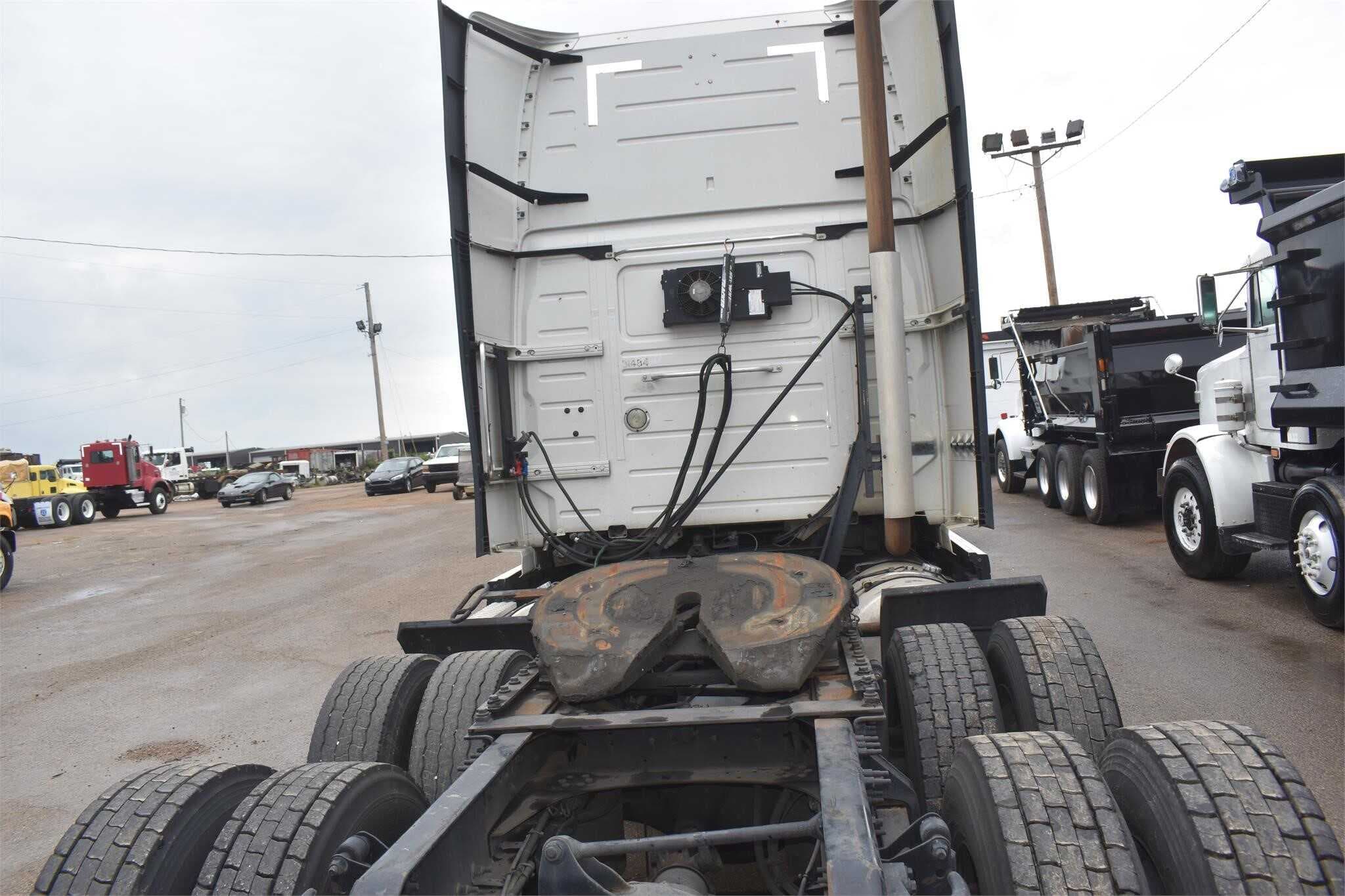 2016 Volvo VNL670 image 4