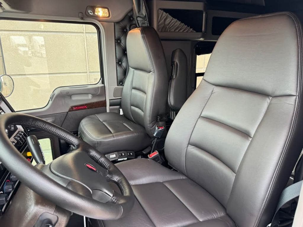 New 2027 KENWORTH W900L image 3