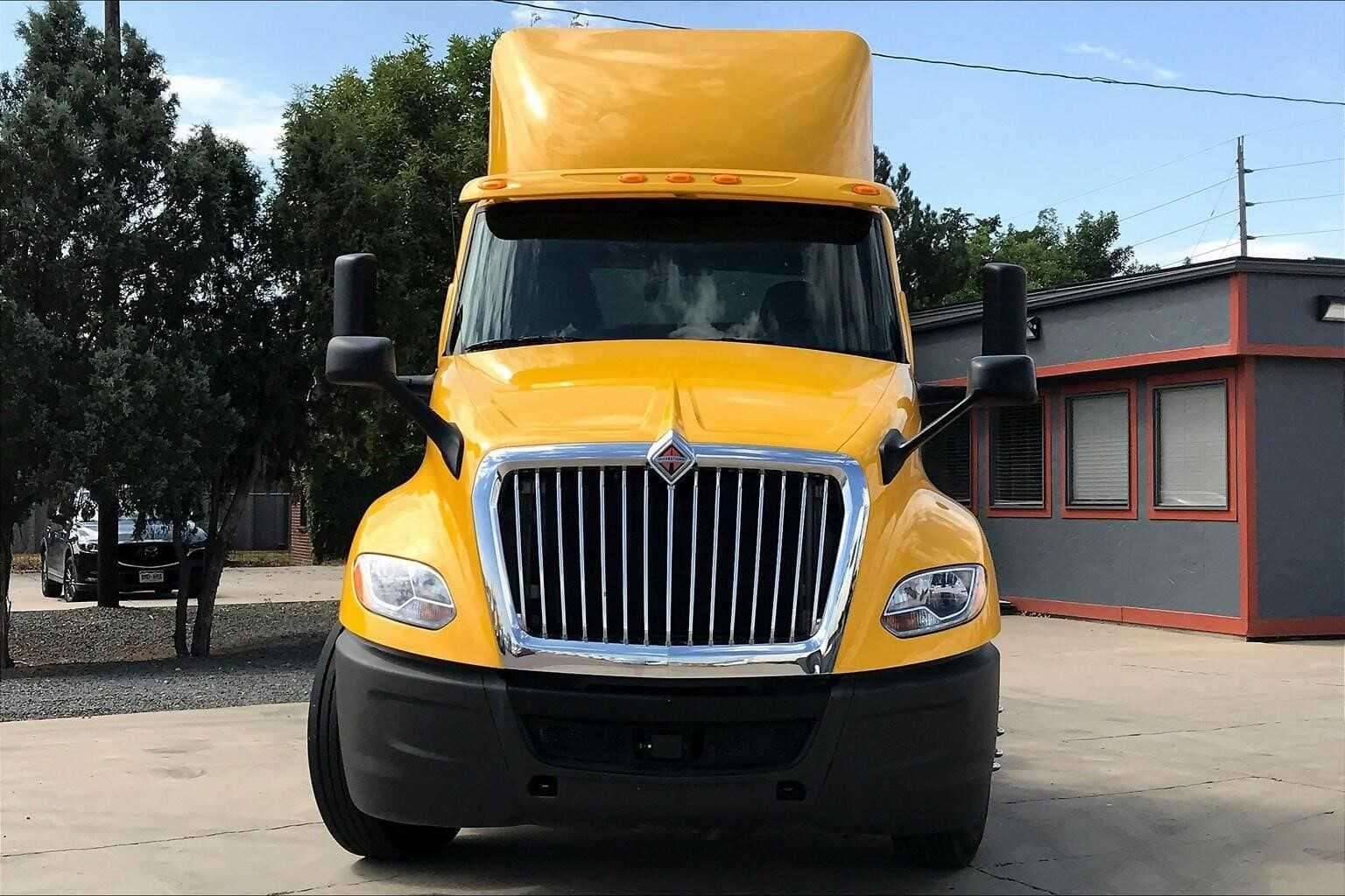 2021 International LT625 image 2
