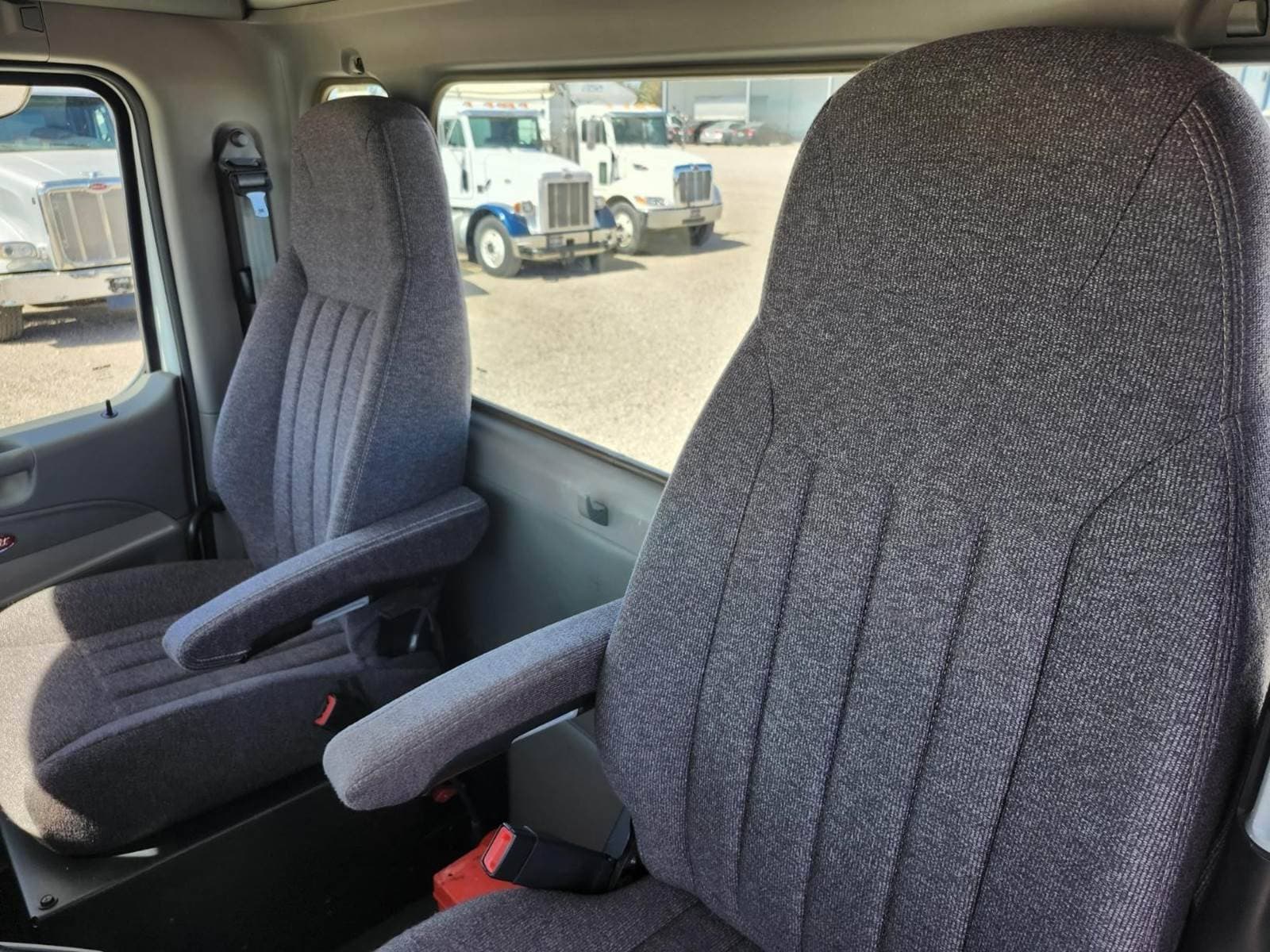 2018 Peterbilt 567 image 11