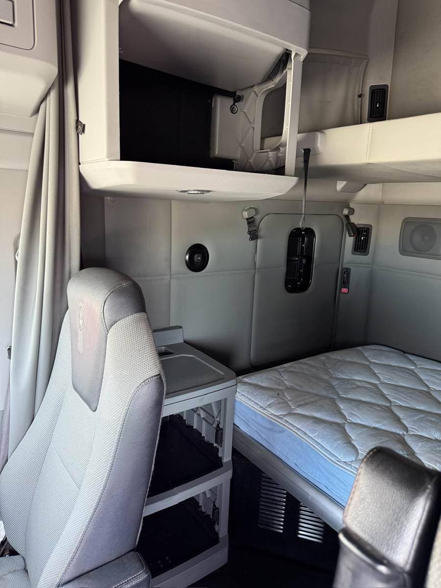 2021 Kenworth T680 image 9