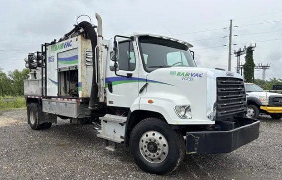 2014 Freightliner 108sd image 1