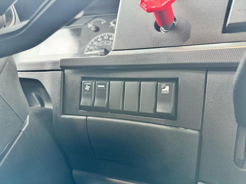 2020 Volvo VNL image 29