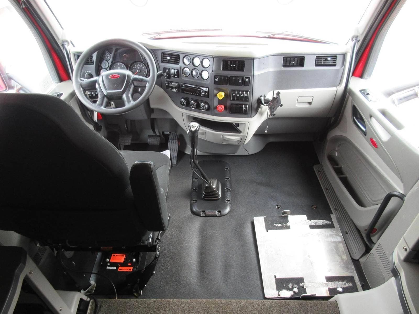 2020 Peterbilt 567 image 17
