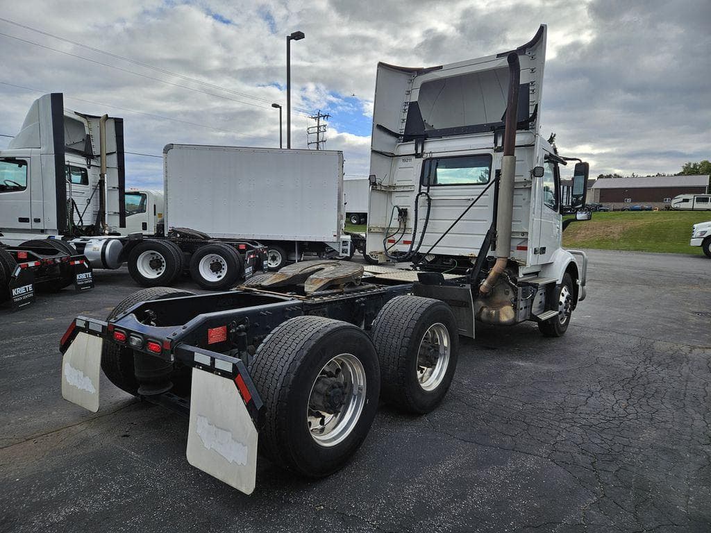 2019 Volvo VNR image 5