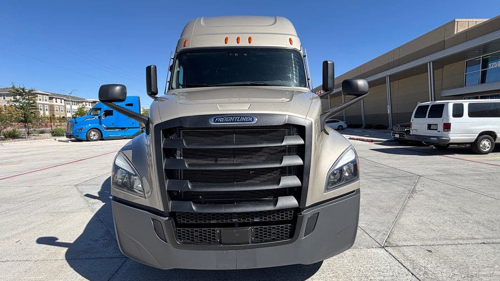 Used 2024 FREIGHTLINER PT126064ST image 2