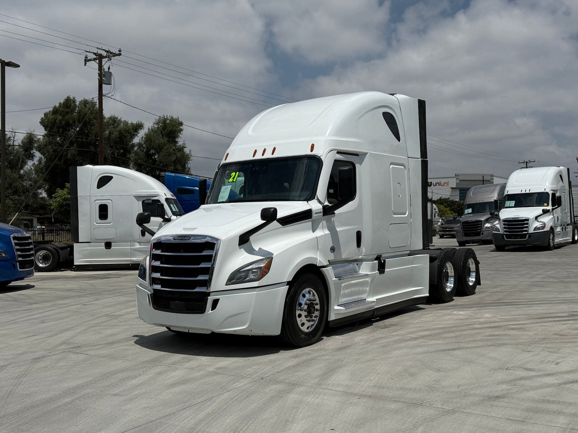 2021 Freightliner Cascadia 126 image 1