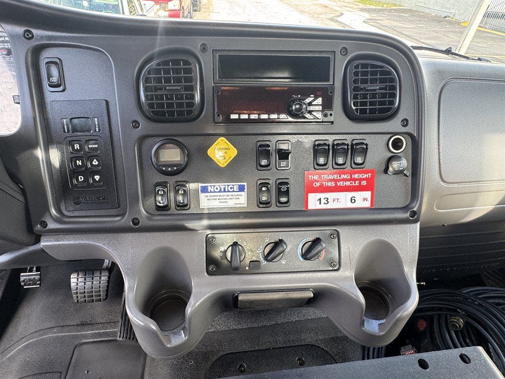 2015 Freightliner M2-112 image 78