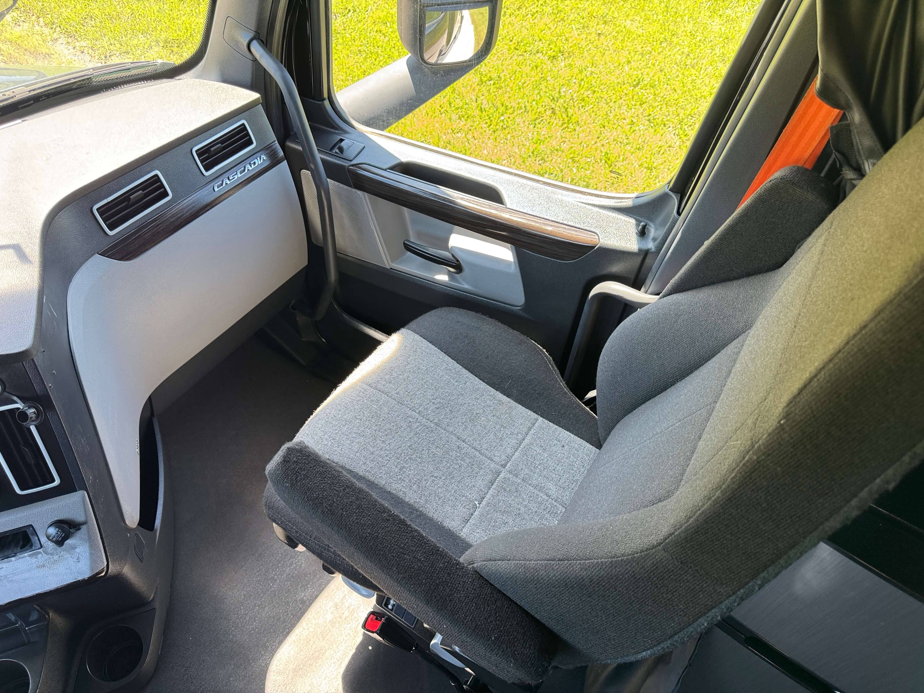 2022 Freightliner Cascadia 126 image 16