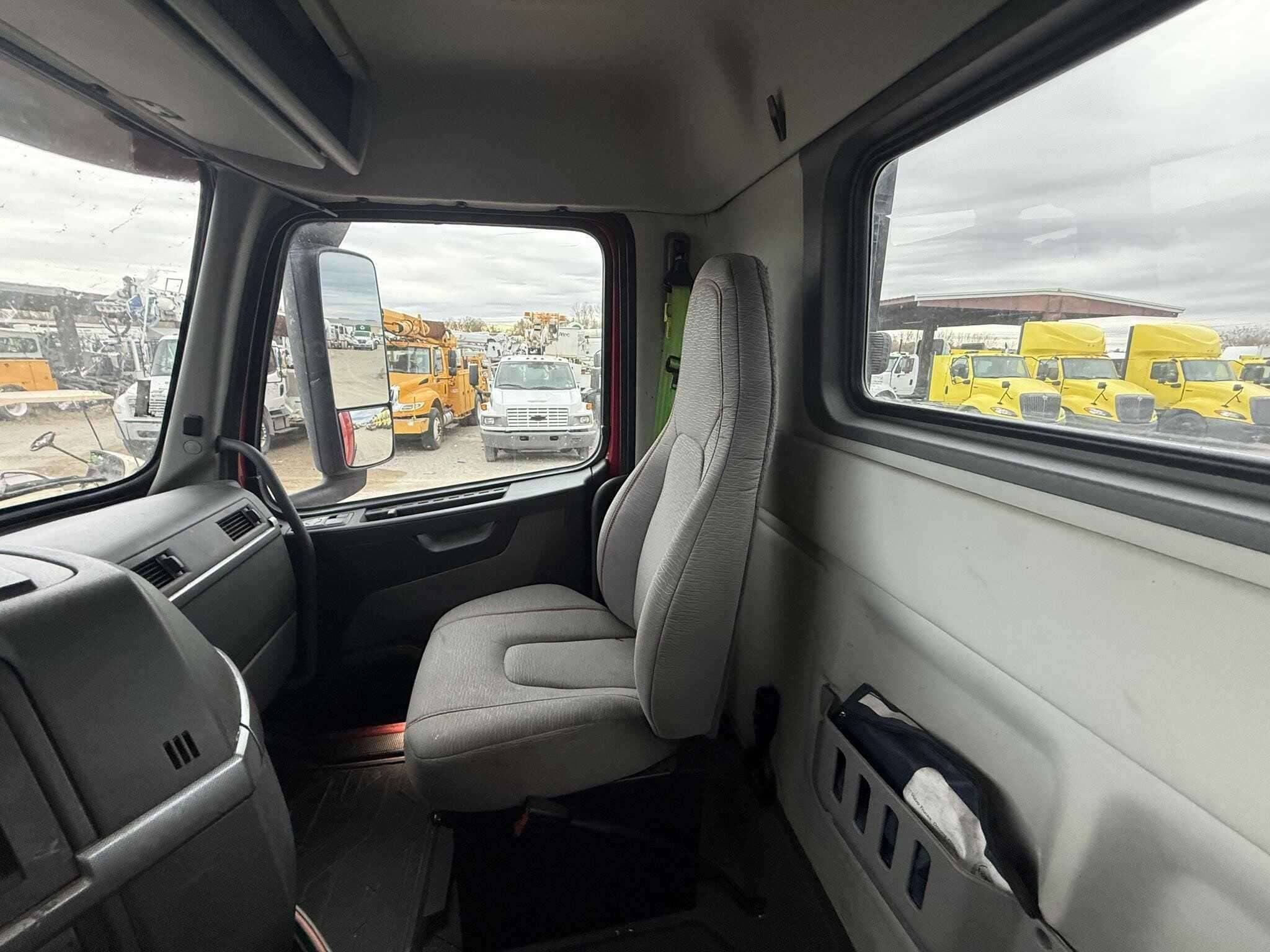 2022 Volvo VNR image 7