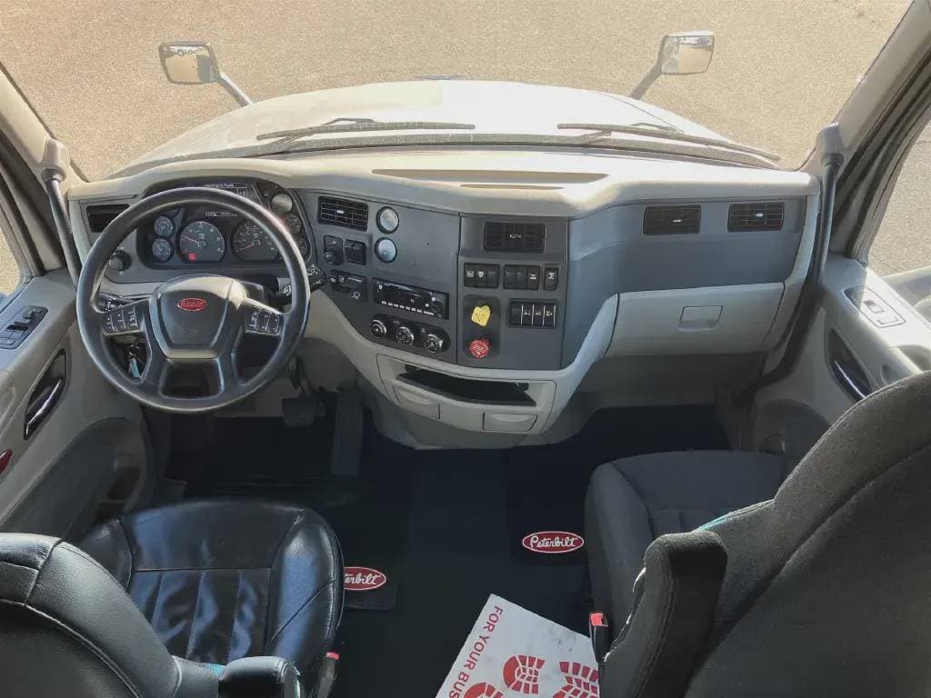2022 Peterbilt 579 image 8