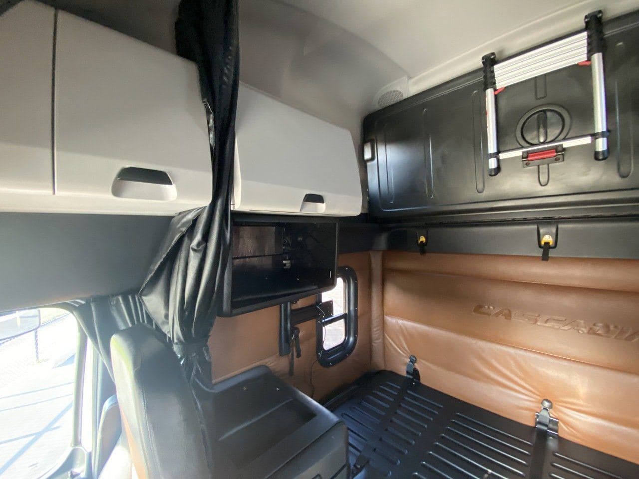 2021 FREIGHTLINER Cascadia CA126 Tandem Axle Sleeper image 15