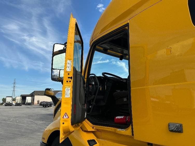 2022 Volvo VNL image 7