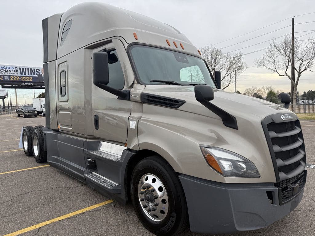Used 2024 FREIGHTLINER PT126064ST image 1