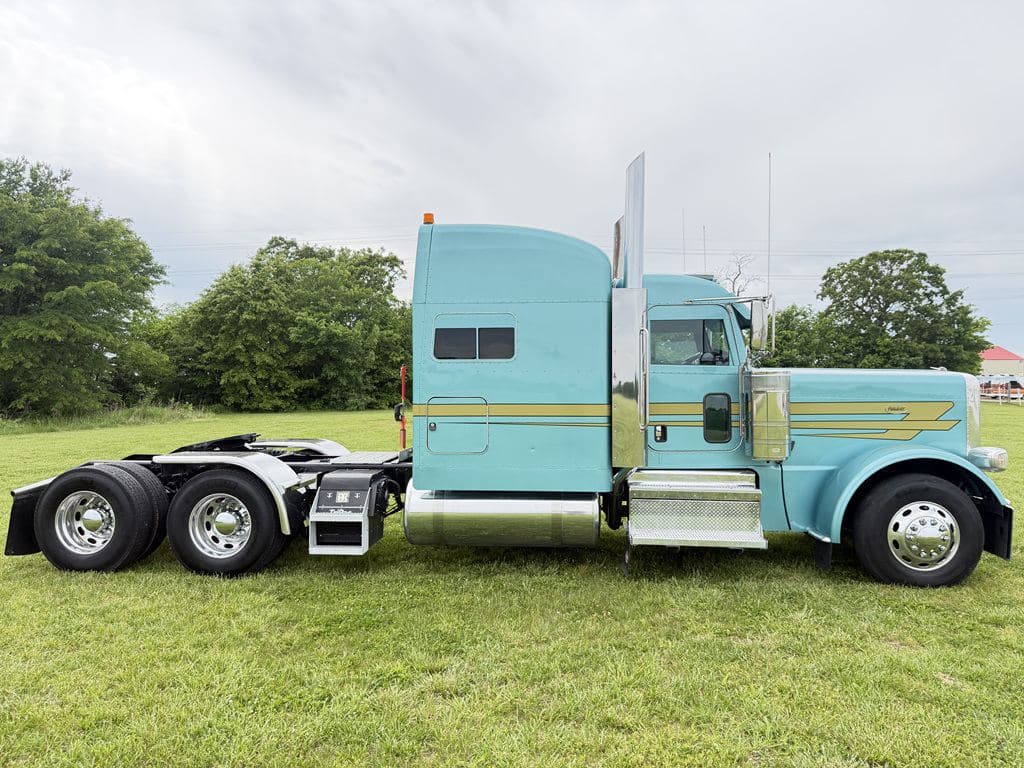 Used 2024 PETERBILT 389 image 2