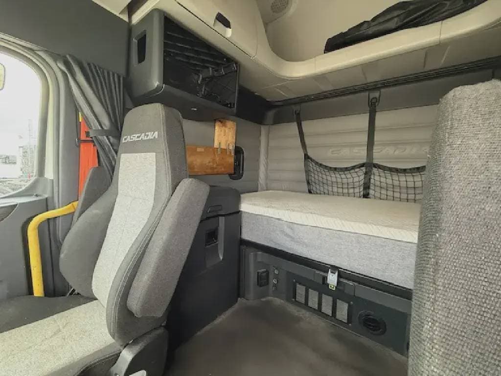 Used 2020 FREIGHTLINER Conventional - Sleeper Truck image 13