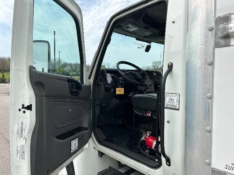 2022 International MV607 Box Truck - 220HP, 6 Speed Automatic, Roll up Door image 16