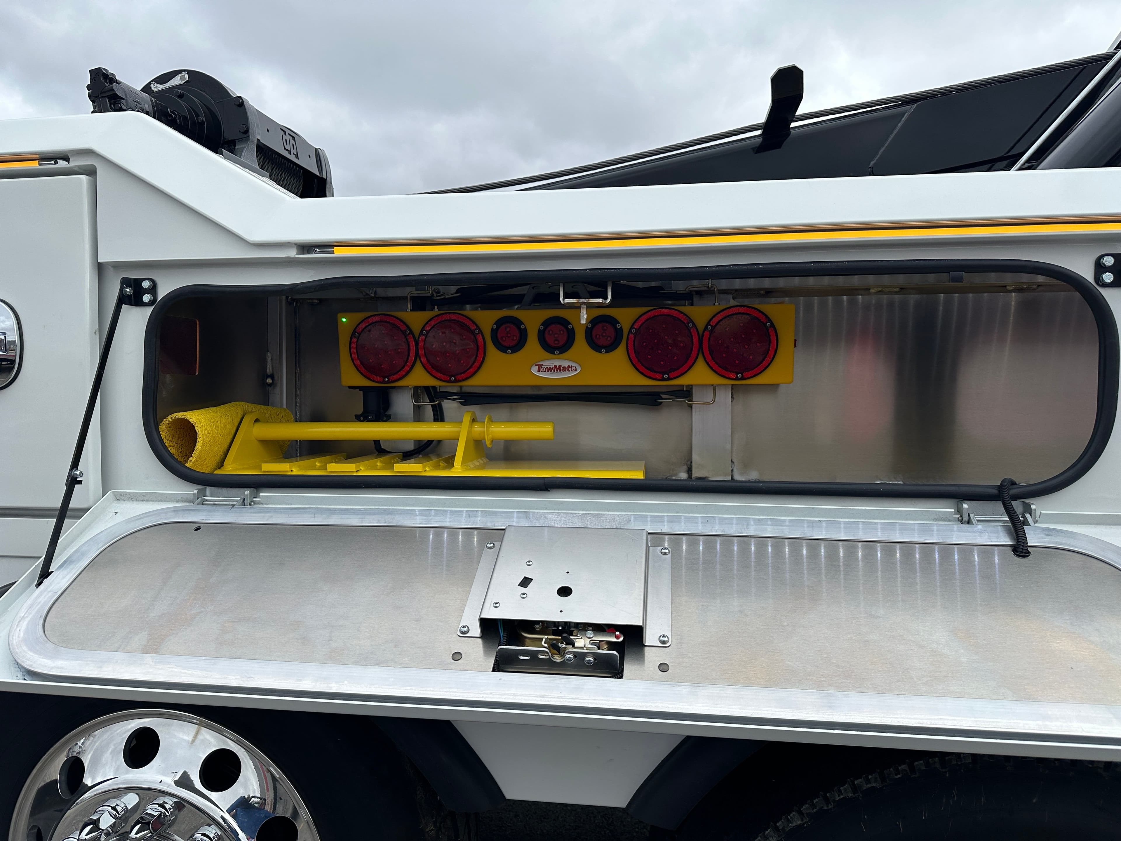 2025 Kenworth T880 with a Century 7035 image 12