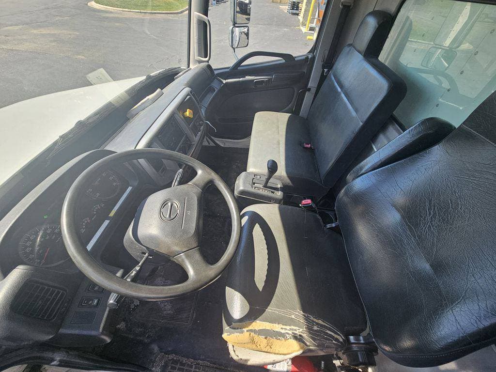 2019 Hino 338 image 9
