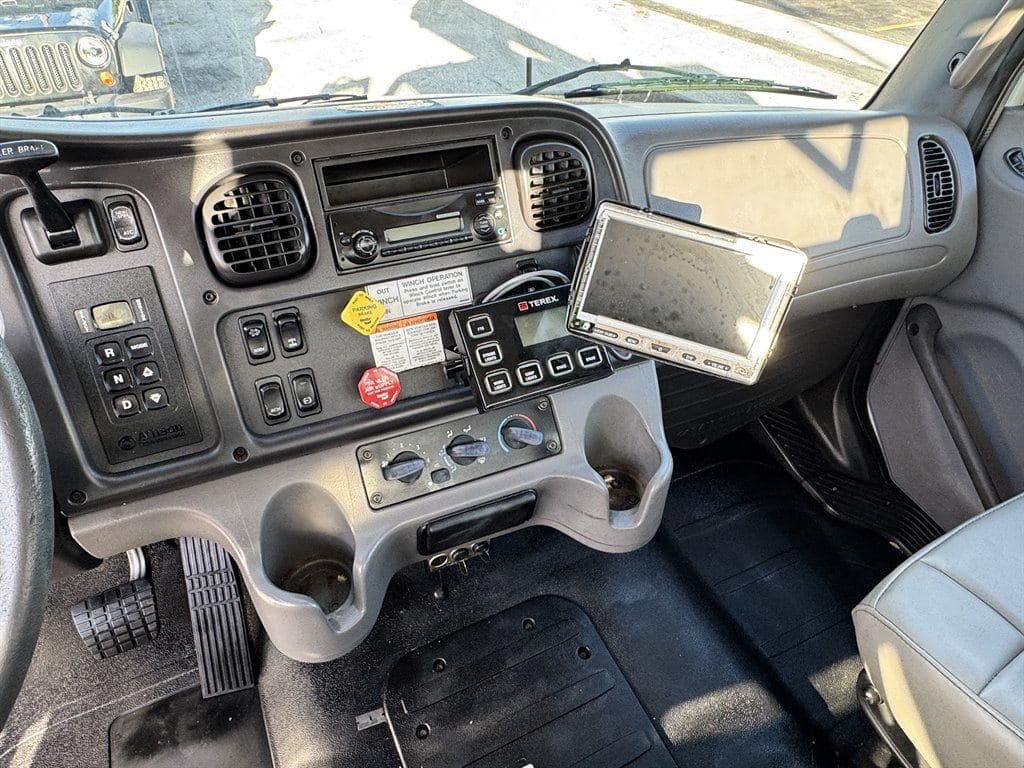 2015 Freightliner M2 106 image 62