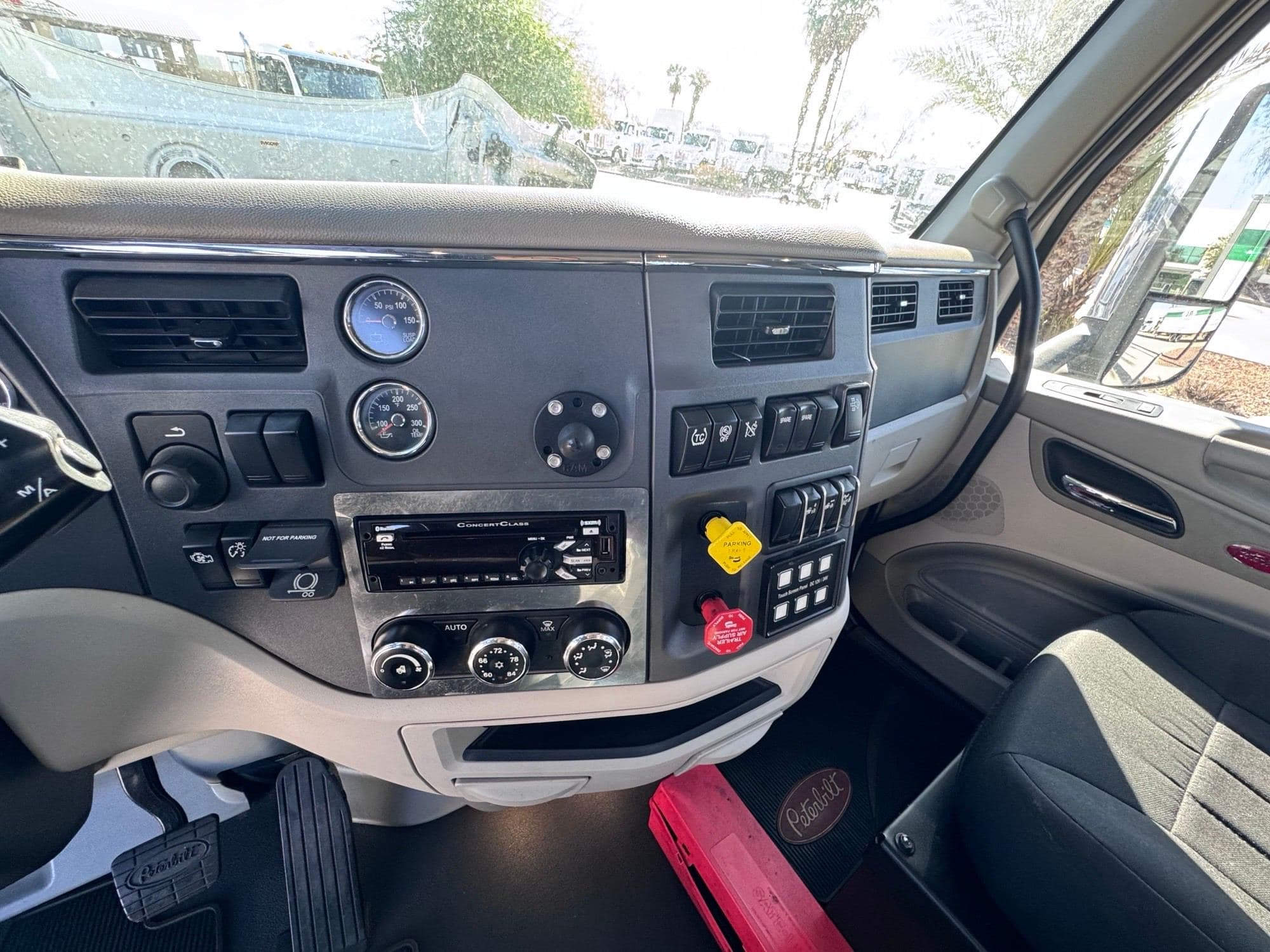 2020 Peterbilt 579 image 9