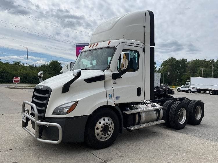 2022 Freightliner Cascadia image 3