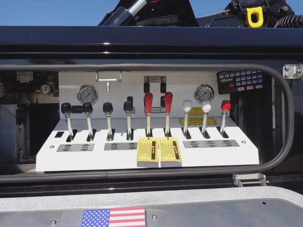 2025 Peterbilt 589 image 13