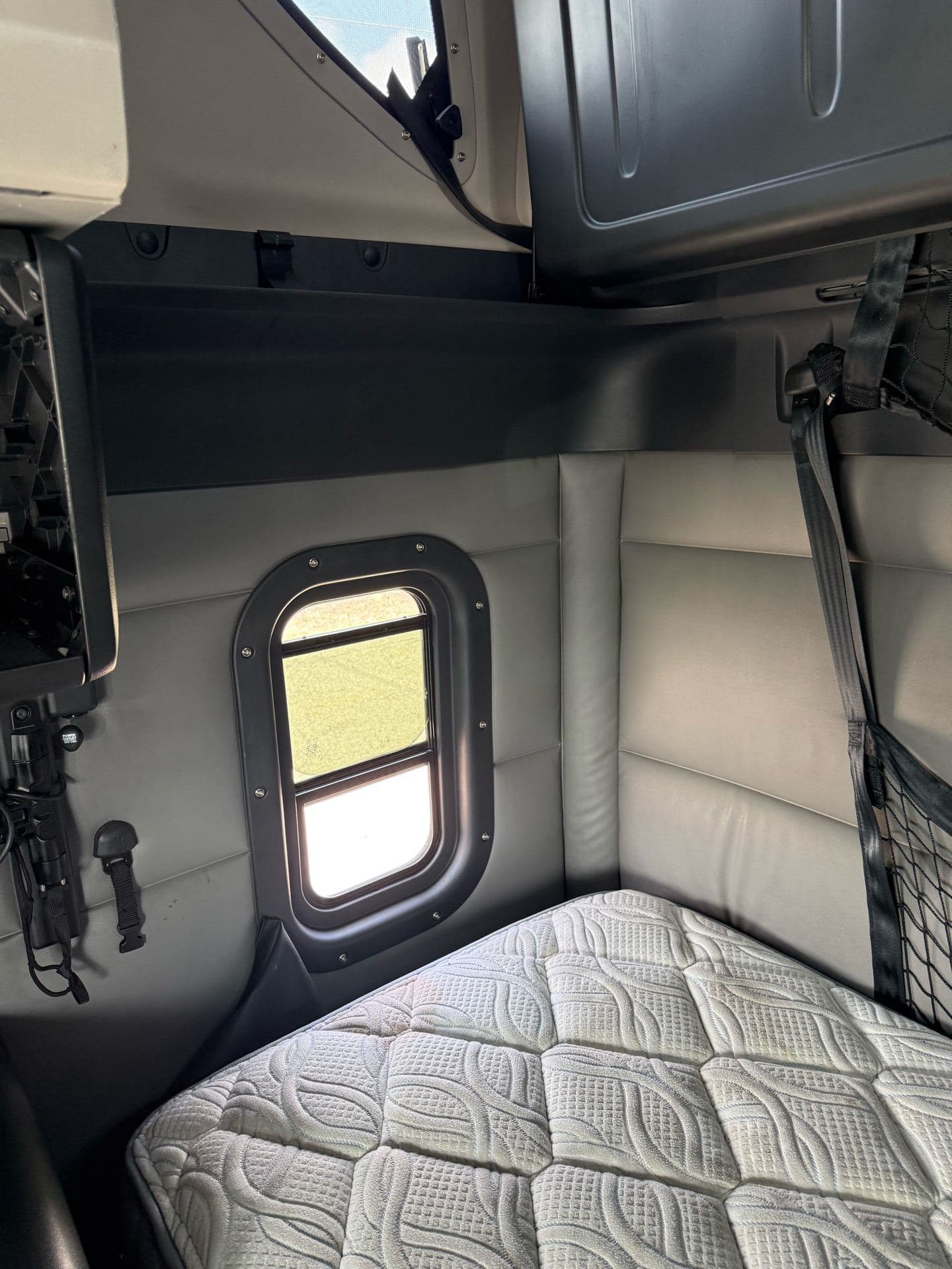 2022 Freightliner - 417k - 13k Hours - 455 HP image 18