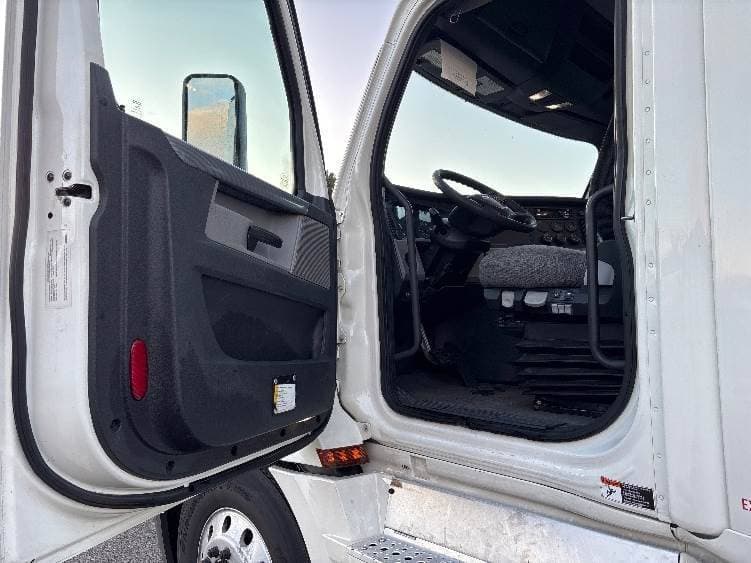 2019 Freightliner Cascadia 126 Day Cab Truck - 455HP, 12 Speed Automatic image 9