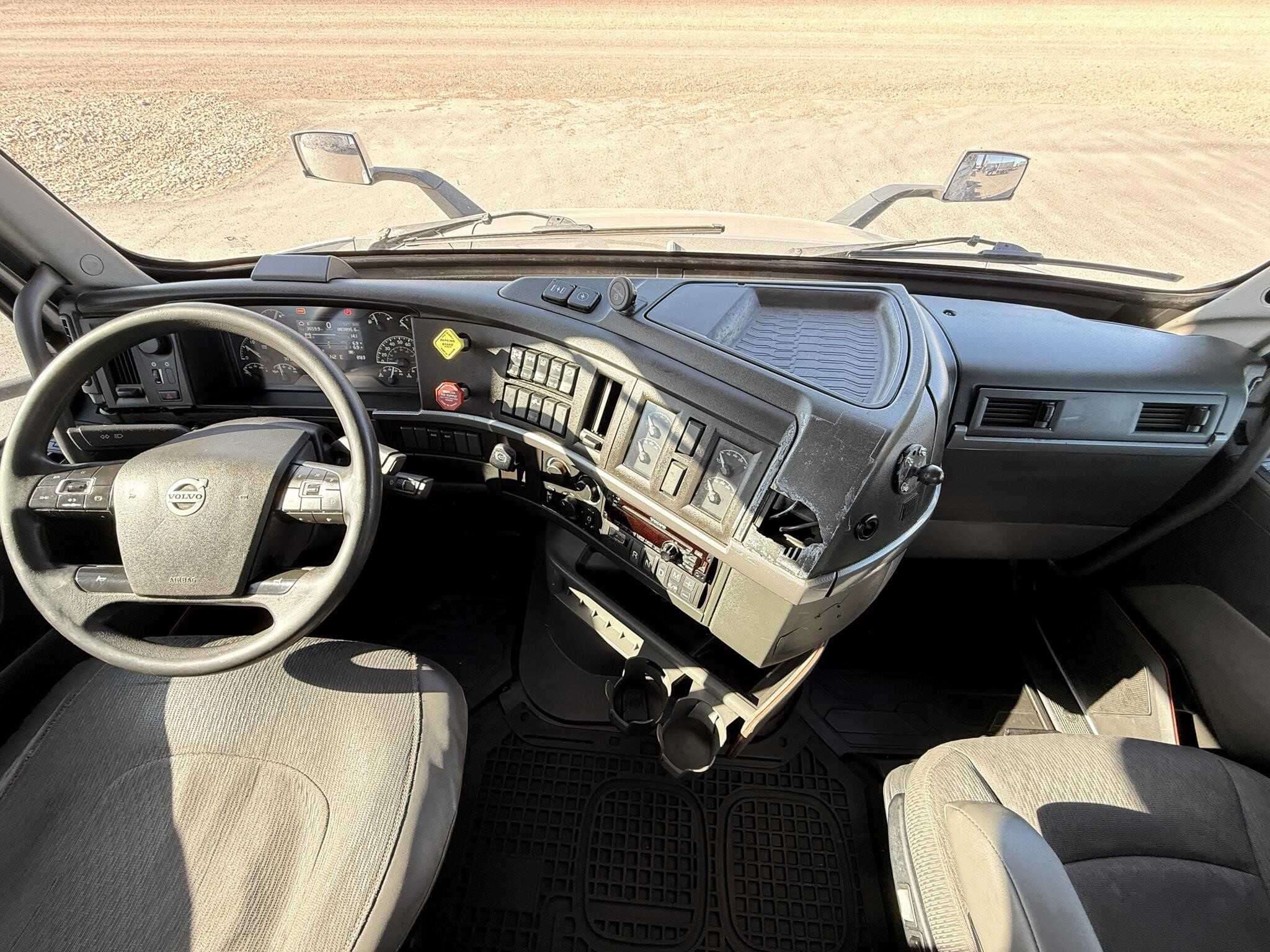 2020 Volvo VNR image 9