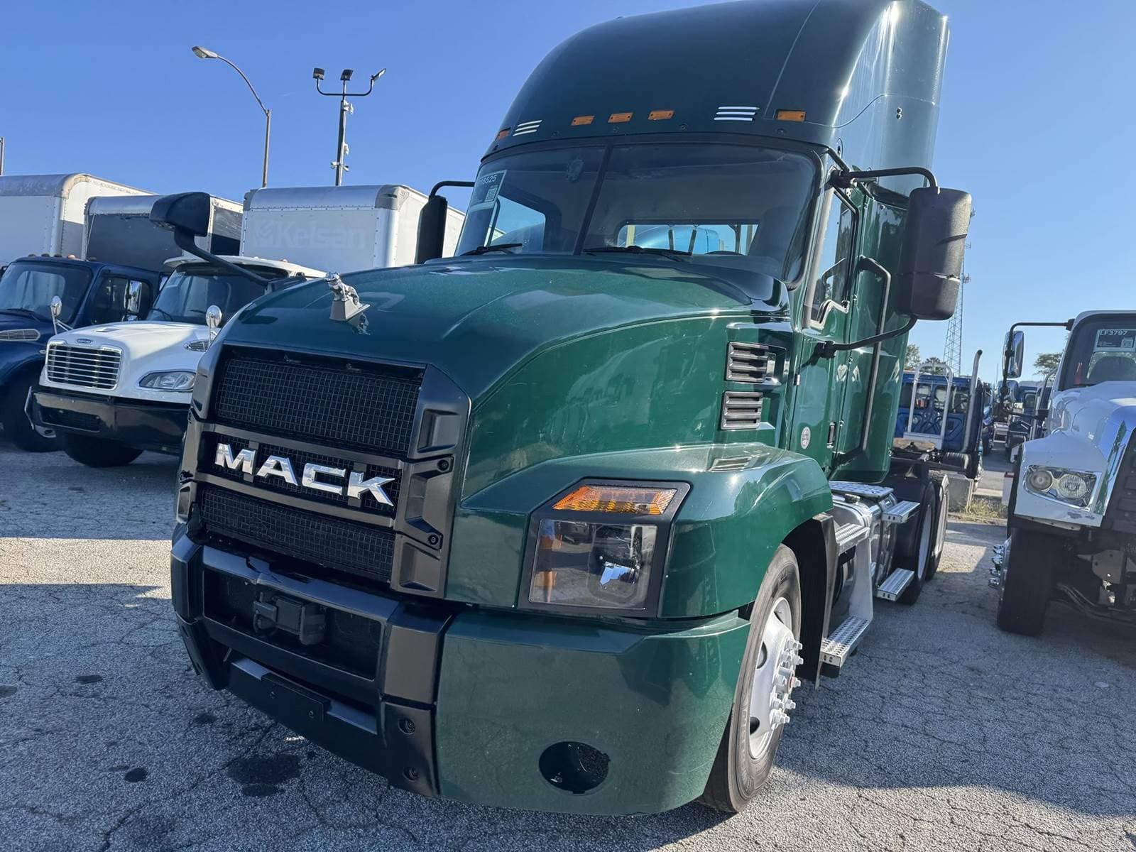 2020 Mack Anthem 64T Day Cab Truck image 2