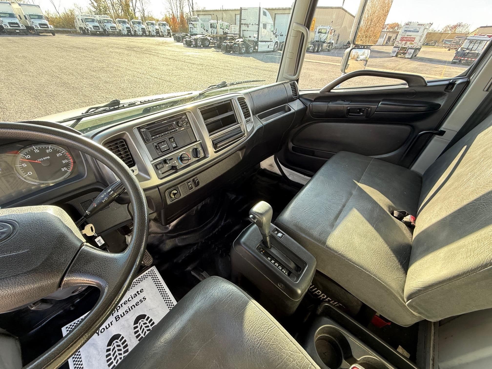 2020 HINO 268 115712 image 12