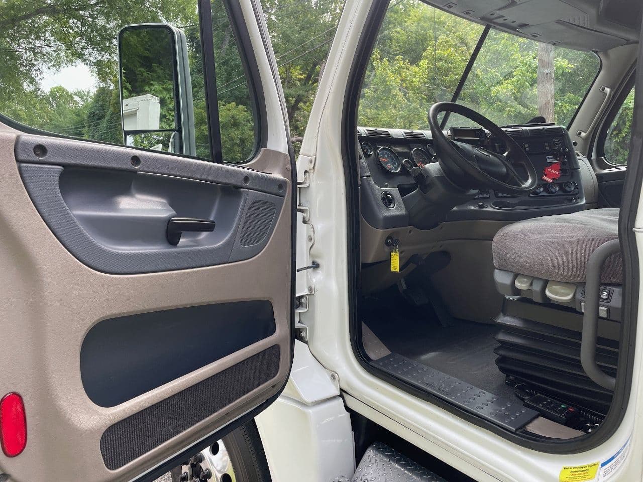 2019 Freightliner Cascadia 125 image 16