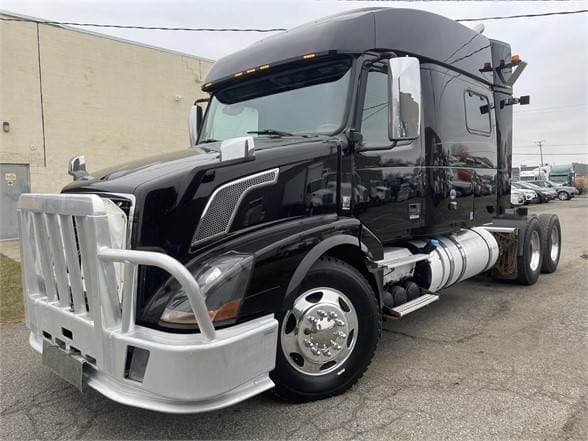 2015 Volvo VNL670 image 1