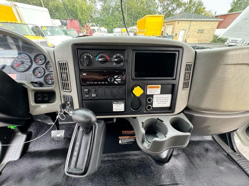 2017 International 4300 image 18