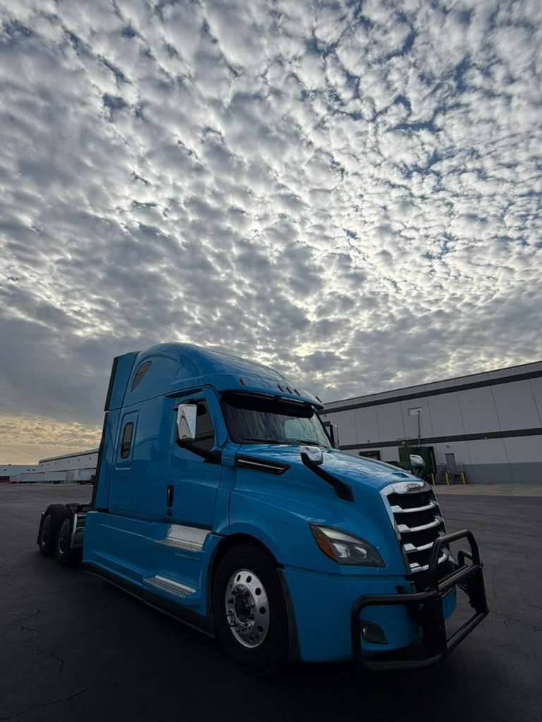 2022 Freightliner Cascadia image 4