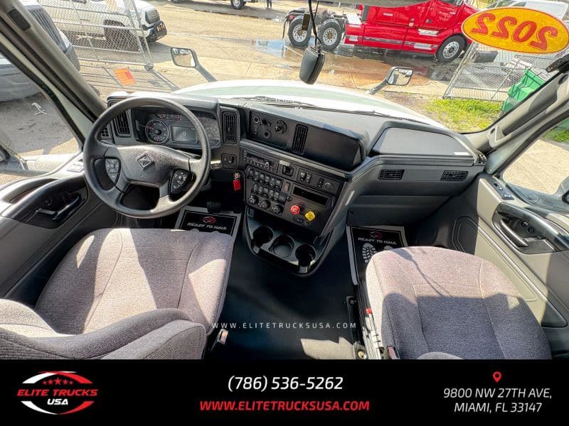 2022 International LT625 image 20