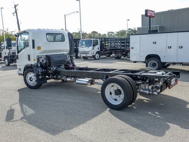 2025 Chevrolet 4500 HG LCF Gas Work Truck 150" Wheelbase Cab Chassis image 5