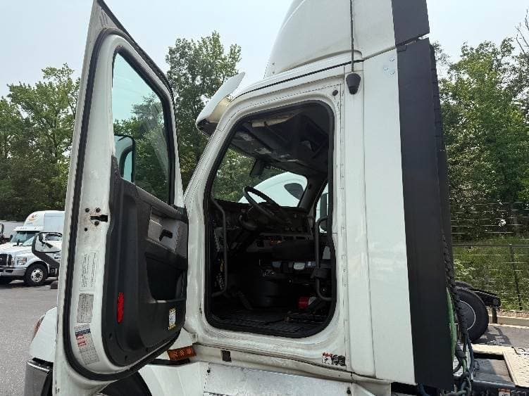 2019 Freightliner Cascadia 126 Day Cab Truck - 435HP, 12 Speed Automatic image 9