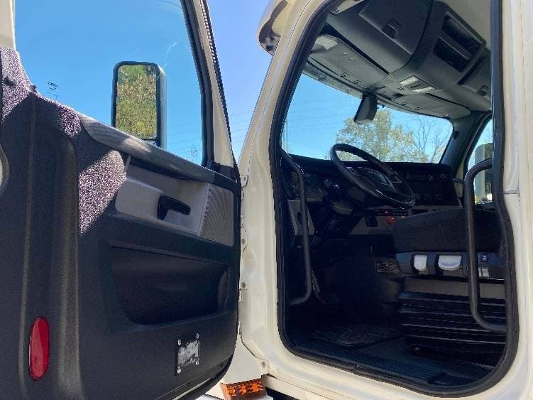 2019 Freightliner Cascadia 126 Day Cab Truck - 435HP, 12 Speed Automatic image 9