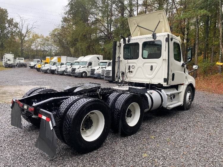 2019 Freightliner Cascadia 126 Day Cab Truck - 435HP, 12 Speed Automatic image 7