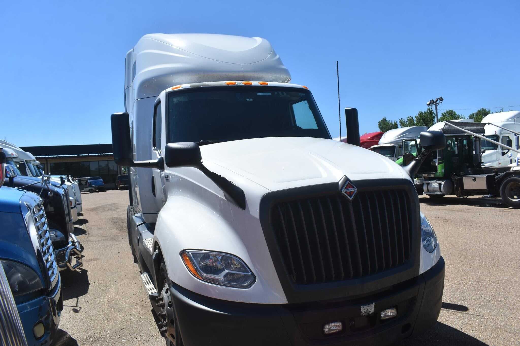 2021 International LT625 image 1