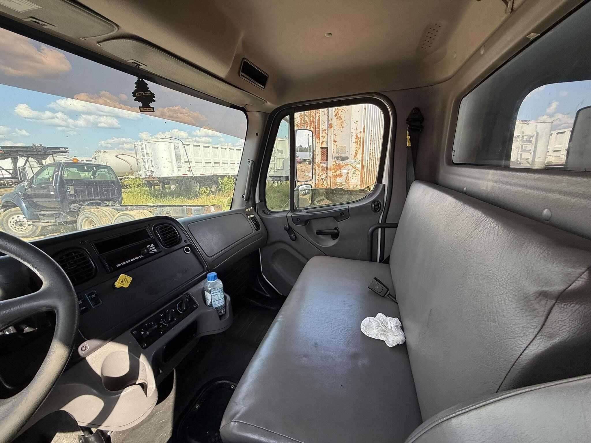 2022 Freightliner M2 image 2