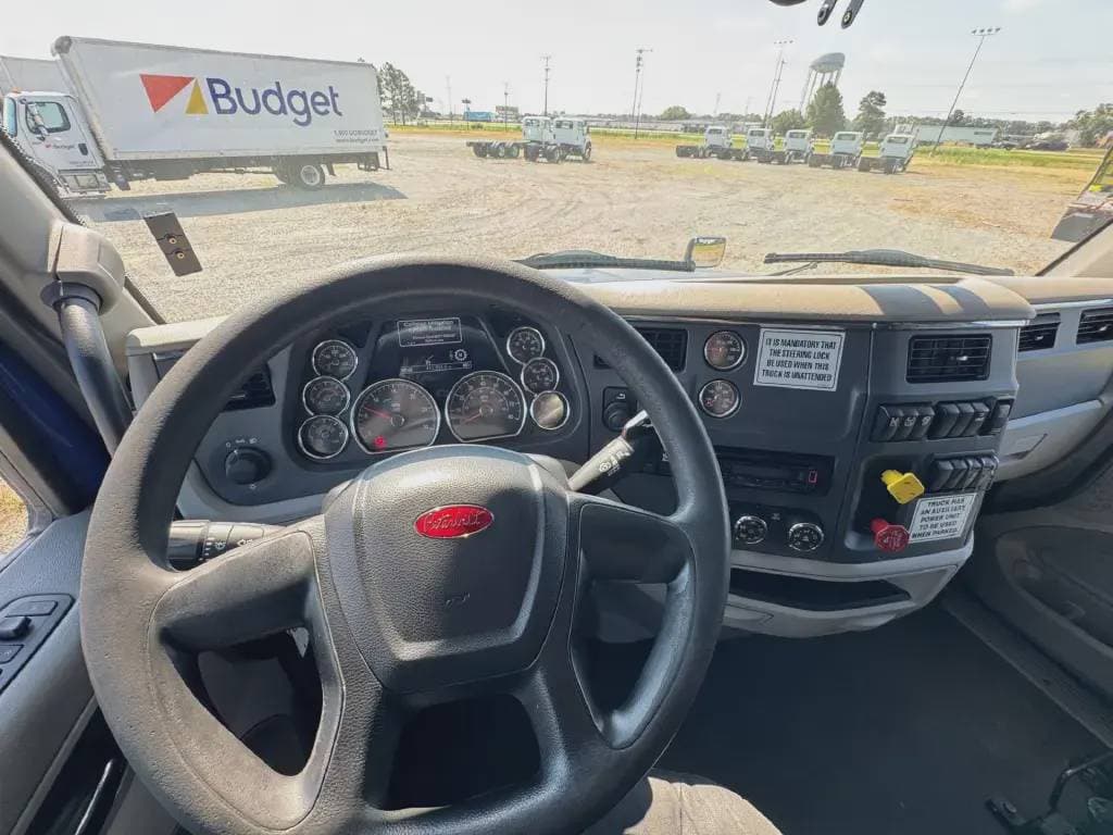 2022 Peterbilt 579 image 7