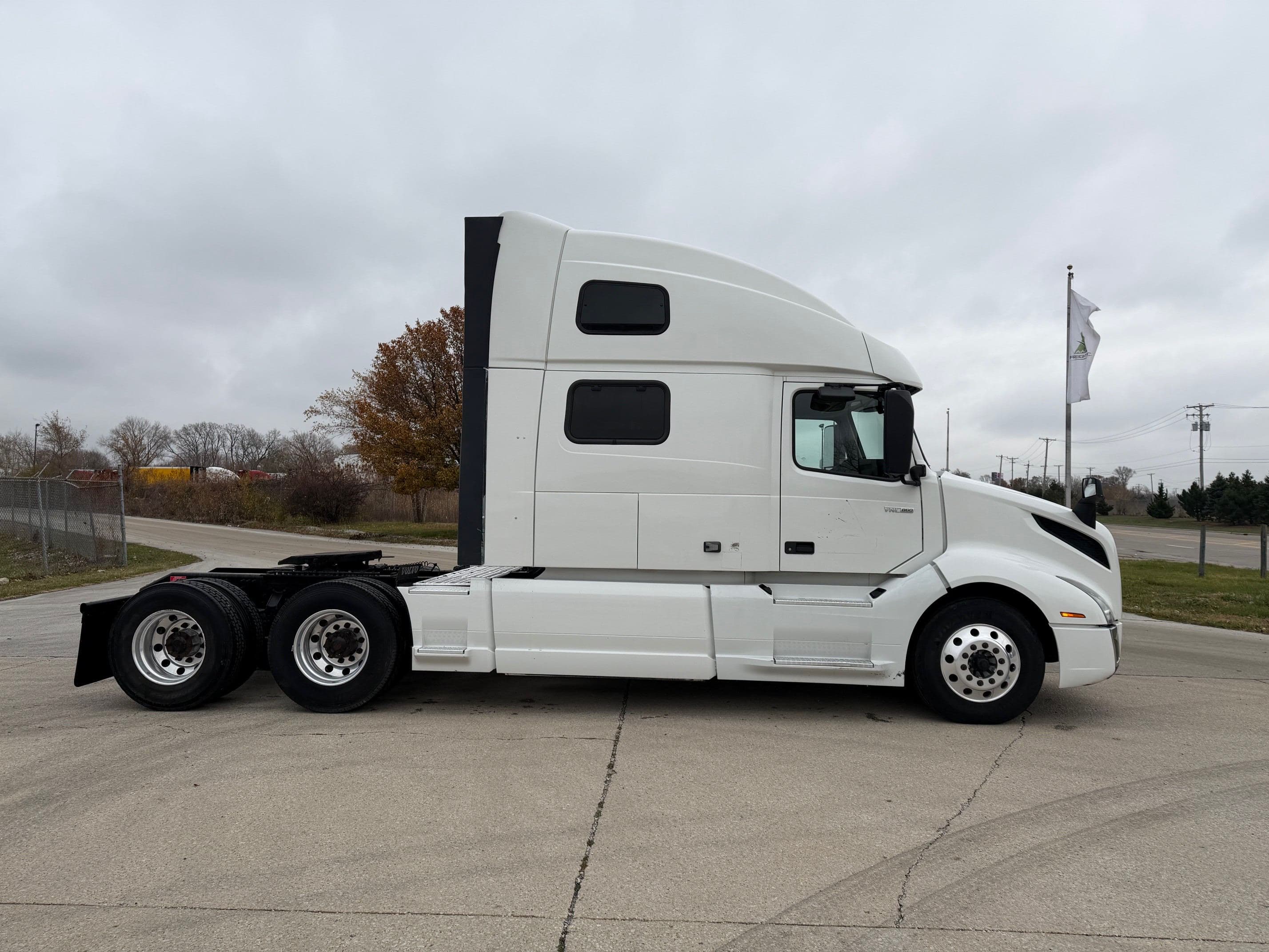 2023 Volvo VNL image 4