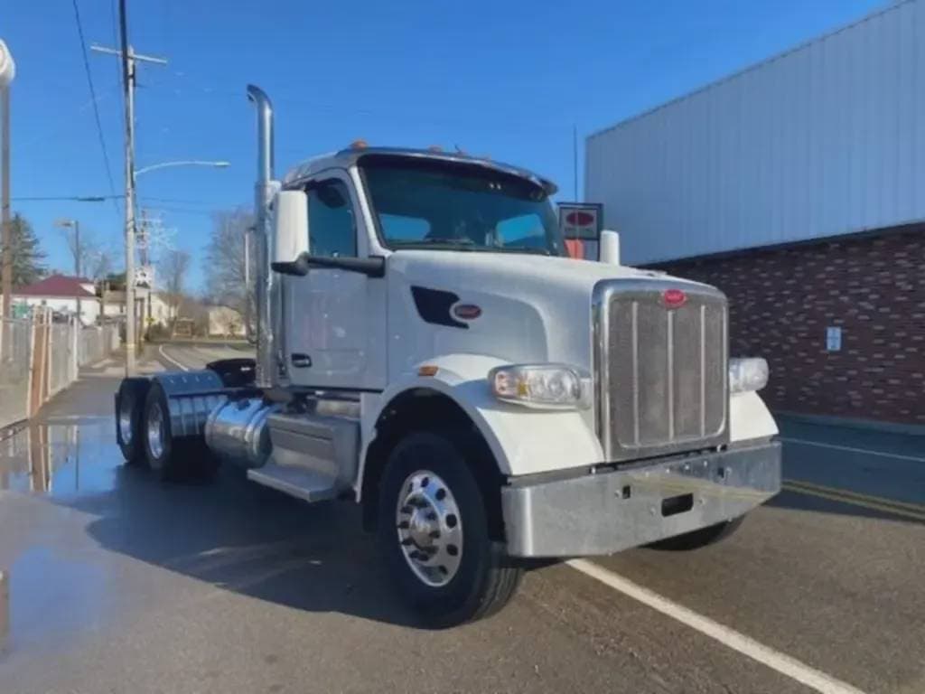 2023 Peterbilt 567 image 2
