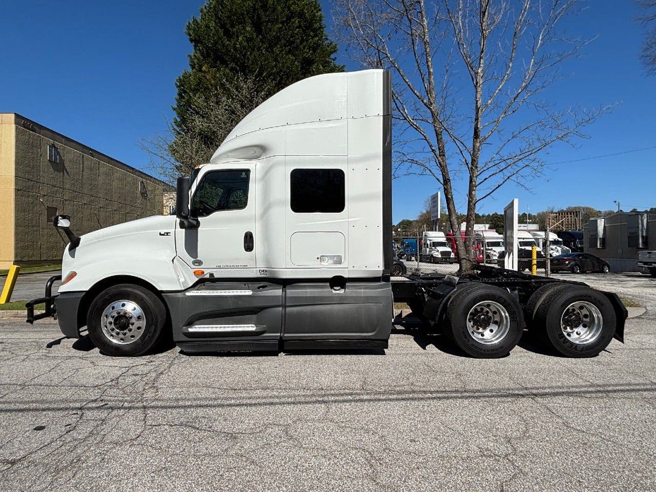 2018 International LT625 image 7
